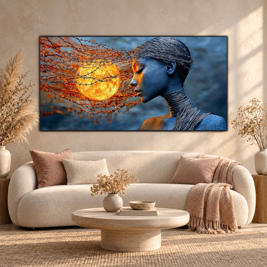 Tablou din sticlă Bound Sun cu chip sculptural și lumină solară, amplasat deasupra unei canapele crem