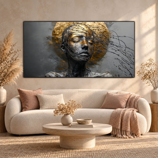 Tablou din sticlă securizată Unbroken Gold cu chip sculptural și accente aurii, prezentat într-un living crem