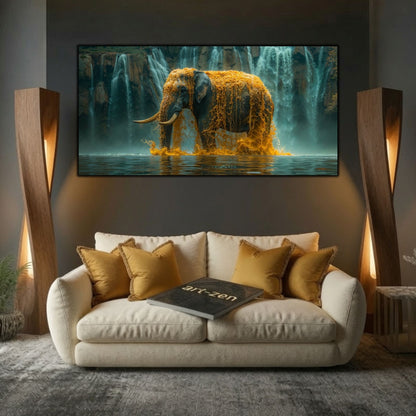Tablou peisaj natură Botezul din cascada de aur printat pe sticlă securizată panoramică deasupra unei canapele crem într-un living elegant cu lămpi sculpturale de lemn