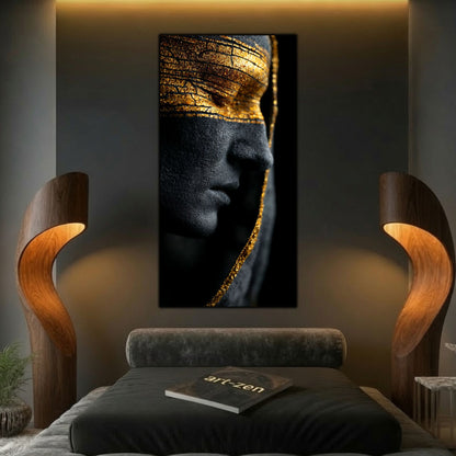 Tablou modern pentru living, portret misterios cu detalii aurii pe ochi, imprimat pe sticlă securizată 4mm.