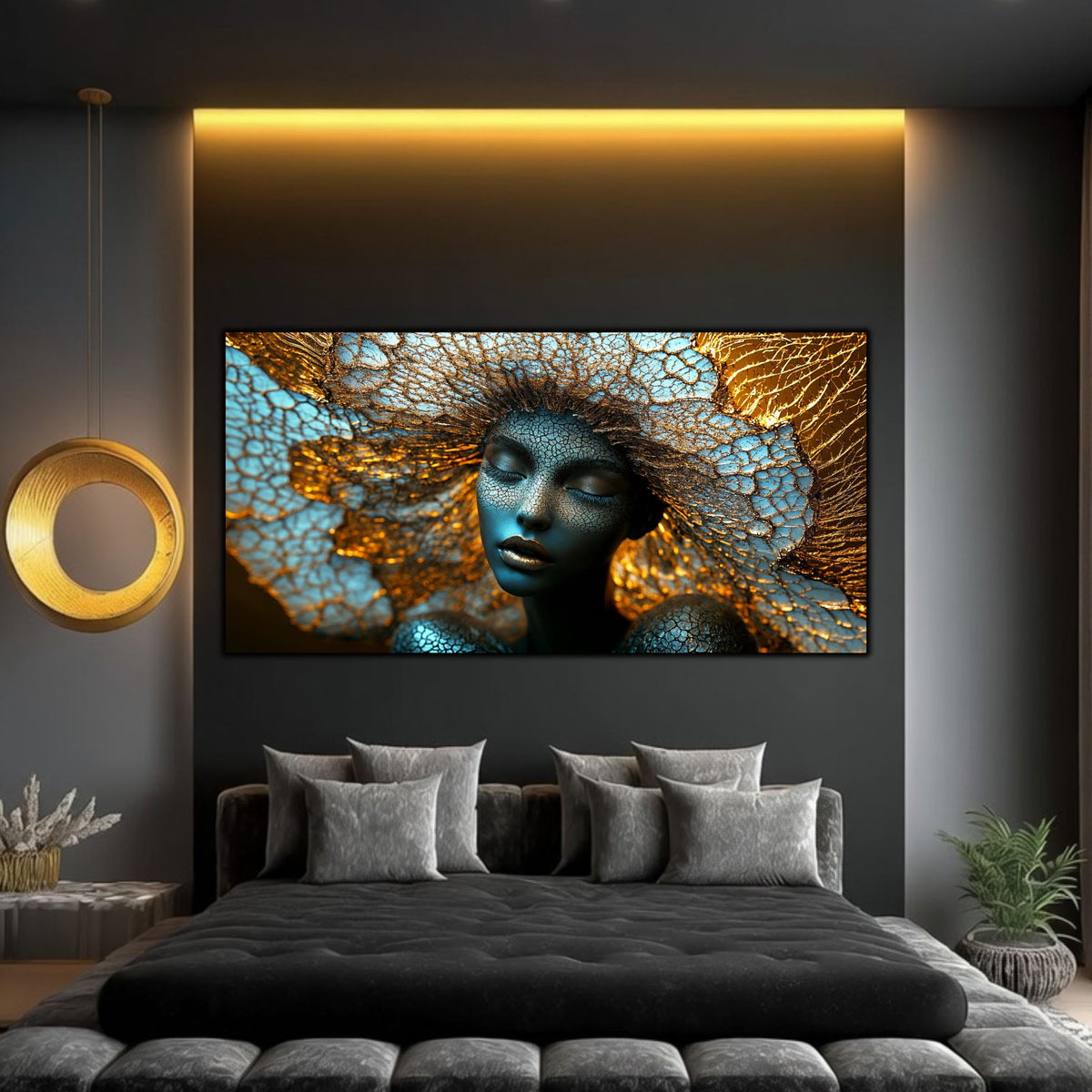 Tablou decorativ pe sticlă securizată – portret feminin meditativ cu rețea de corali cosmici în turcoaz și auriu, colecția Celestial Embrace, montat într-un dormitor dark-modern cu iluminat ambiental auriu și lampă circulară.