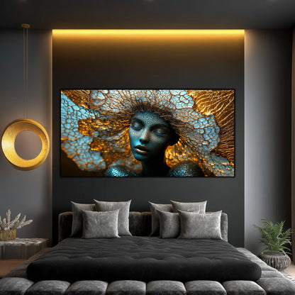 Tablou decorativ pe sticlă securizată – portret feminin meditativ cu rețea de corali cosmici în turcoaz și auriu, colecția Celestial Embrace, montat într-un dormitor dark-modern cu iluminat ambiental auriu și lampă circulară.