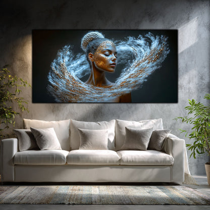 Tablou decorativ living Spirala Regăsirii, chip feminin între valuri argintii, deasupra unei canapele albe între plante.