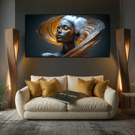 Tablou decorativ living Aureola de Chihlimbar, portret feminin auriu-argintiu deasupra unei canapele crem cu perne ocru.