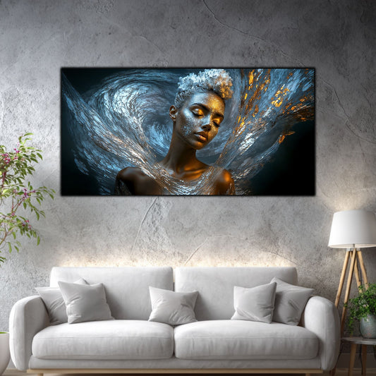 Tablou decorativ living Aripile Metamorfozei, portret cu forme argintii și aurii, deasupra canapelei albe pe perete gri.
