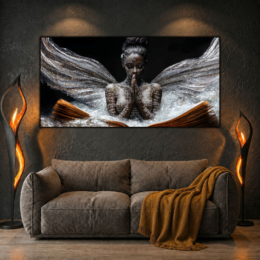 Tablou decorativ living Rugăciunea Paginilor, figură cu palme împreunate și carte, deasupra canapelei cu pled ocru.