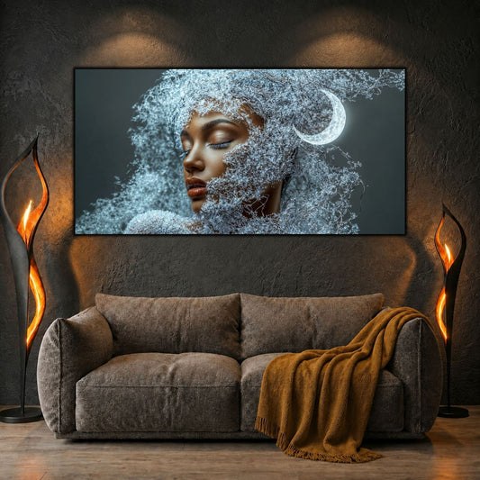 Tablou decorativ living Semiluna din Tăcere, profil feminin cu cristale și semilună, deasupra canapelei cu pled ocru.