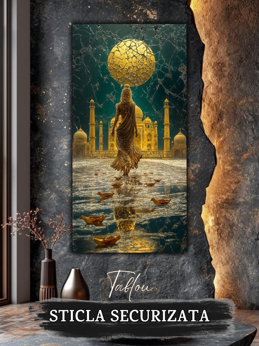 Tablou in format vertical de mari dimensiuni, care transforma sufrageria ta, intregind designul ei modern, in culori aurii, galbene si turcoaz.