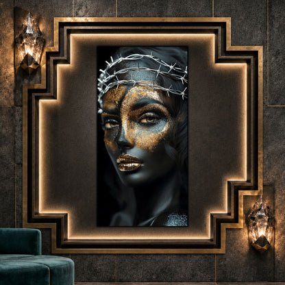 Tablou vertical cu portret feminin și mască aurie, într-un decor cu ancadramente geometrice aurii, aplice fațetate și mobilier verde-petrol.