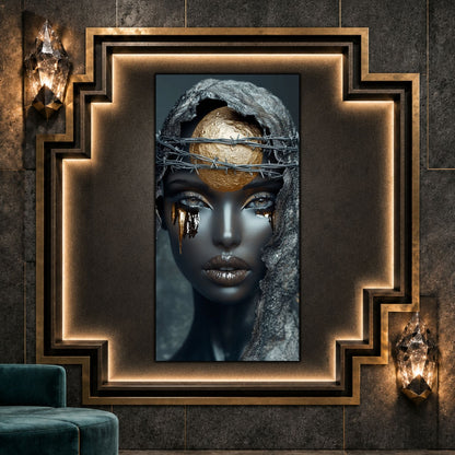 Tablou vertical cu portret feminin și dâre metalice sub ochi, într-un decor cu ancadramente aurii, aplice fațetate și mobilier de culoare petrol.