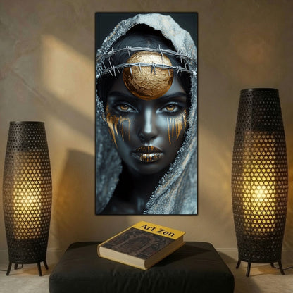 Tablou vertical cu portret feminin, disc auriu și înveliș argintiu, deasupra unui puf negru, între două lămpi perforate, pe perete bej.