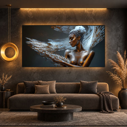 Tablou panoramic cu femeie sculpturală și forme metalice protectoare, expus într-un living antracit cu lumină caldă
