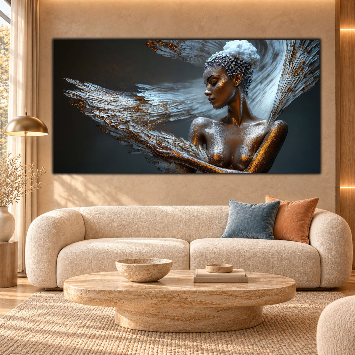 Tablou Elegant Living cu portret feminin argintiu și aripi cu reflexii aurii, amplasat deasupra unei canapele crem