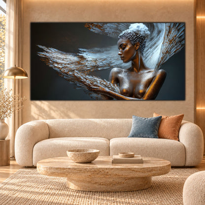 Tablou Elegant Living cu portret feminin argintiu și aripi cu reflexii aurii, amplasat deasupra unei canapele crem