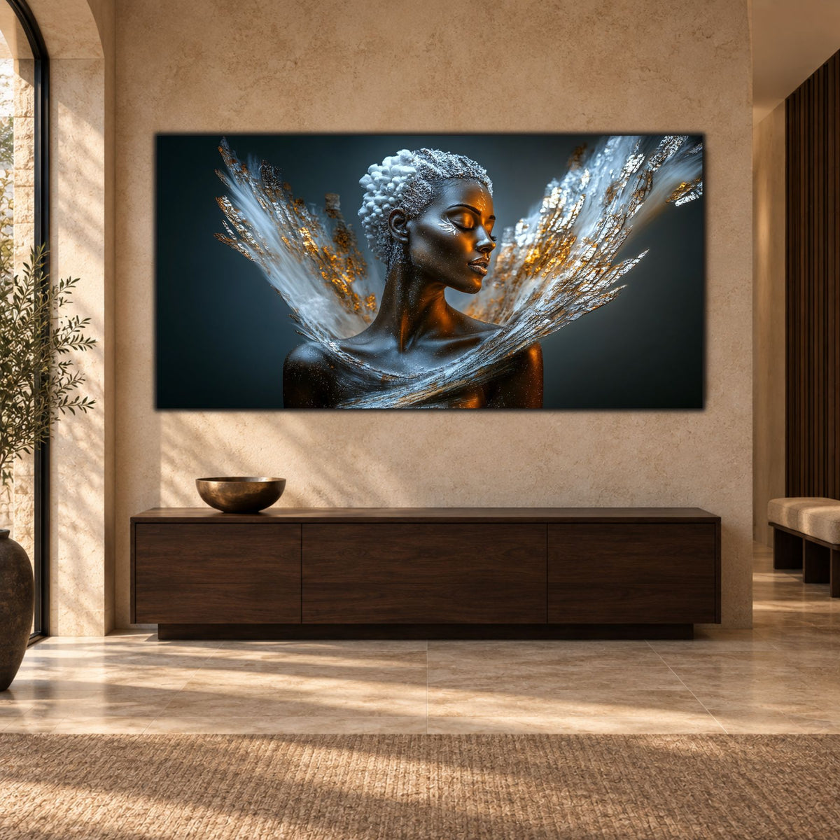 Tablou panoramic cu portret sculptural și forme luminoase argintii, amplasat într-un living crem cu accente din lemn