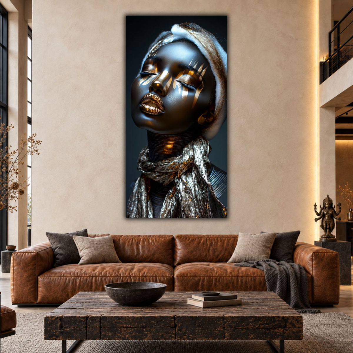 Tablou elegant pentru living Gilded Reverie, cu portret feminin și eșarfă cu aspect metalic, pe un perete crem deasupra unei canapele din piele coniac.