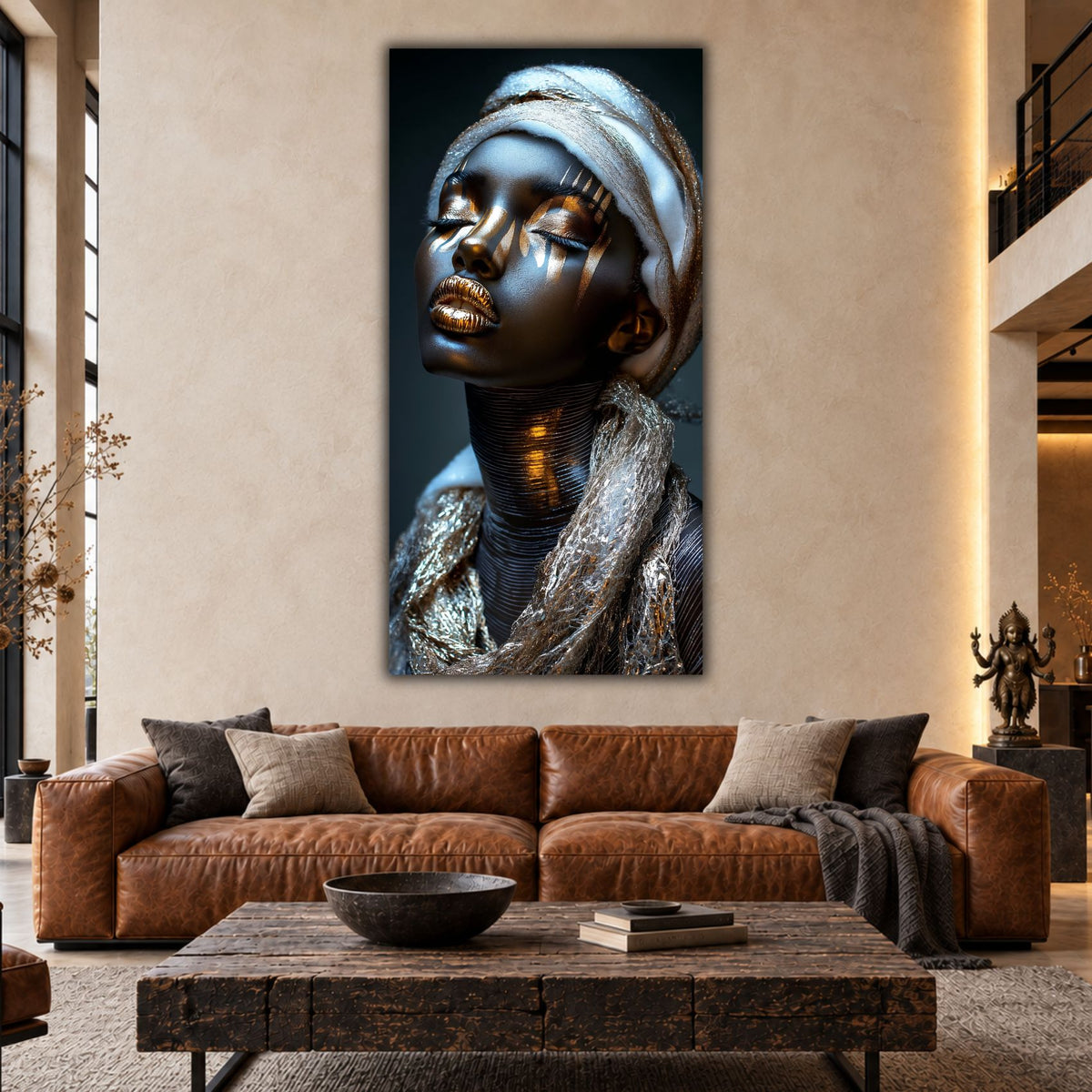 Tablou Living Elegant The Golden Breath, portret sculptural negru cu învelitoare alb-argintie, prezentat deasupra unei canapele din piele coniac într-un living modern.