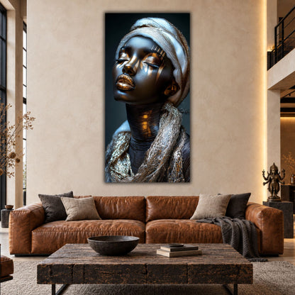 Tablou Living Elegant The Golden Breath, portret sculptural negru cu învelitoare alb-argintie, prezentat deasupra unei canapele din piele coniac într-un living modern.