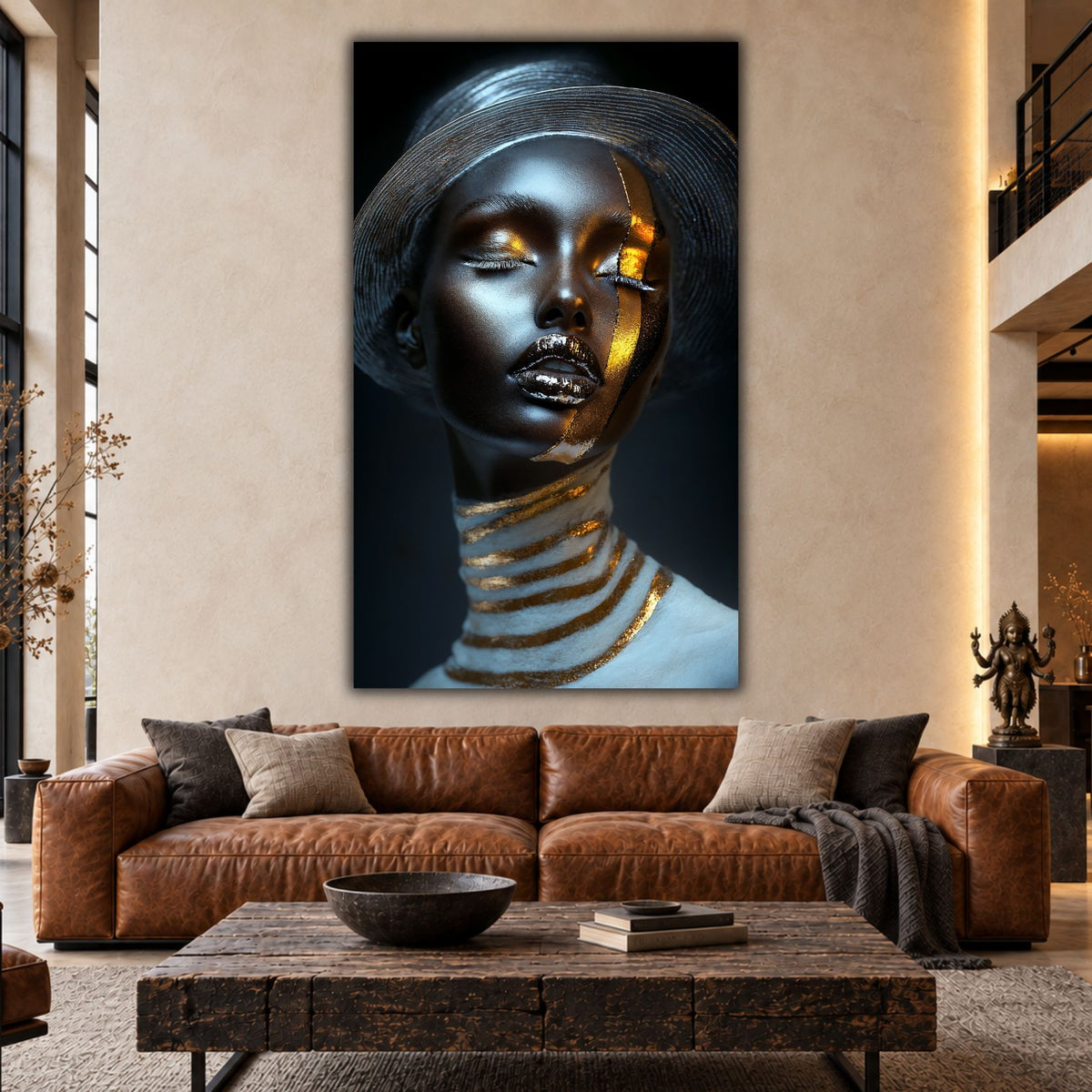 Tablou Living Elegant The Golden Meridian, portret sculptural cu ochii închiși și bandă aurie pe chip, prezentat deasupra unei canapele din piele coniac.