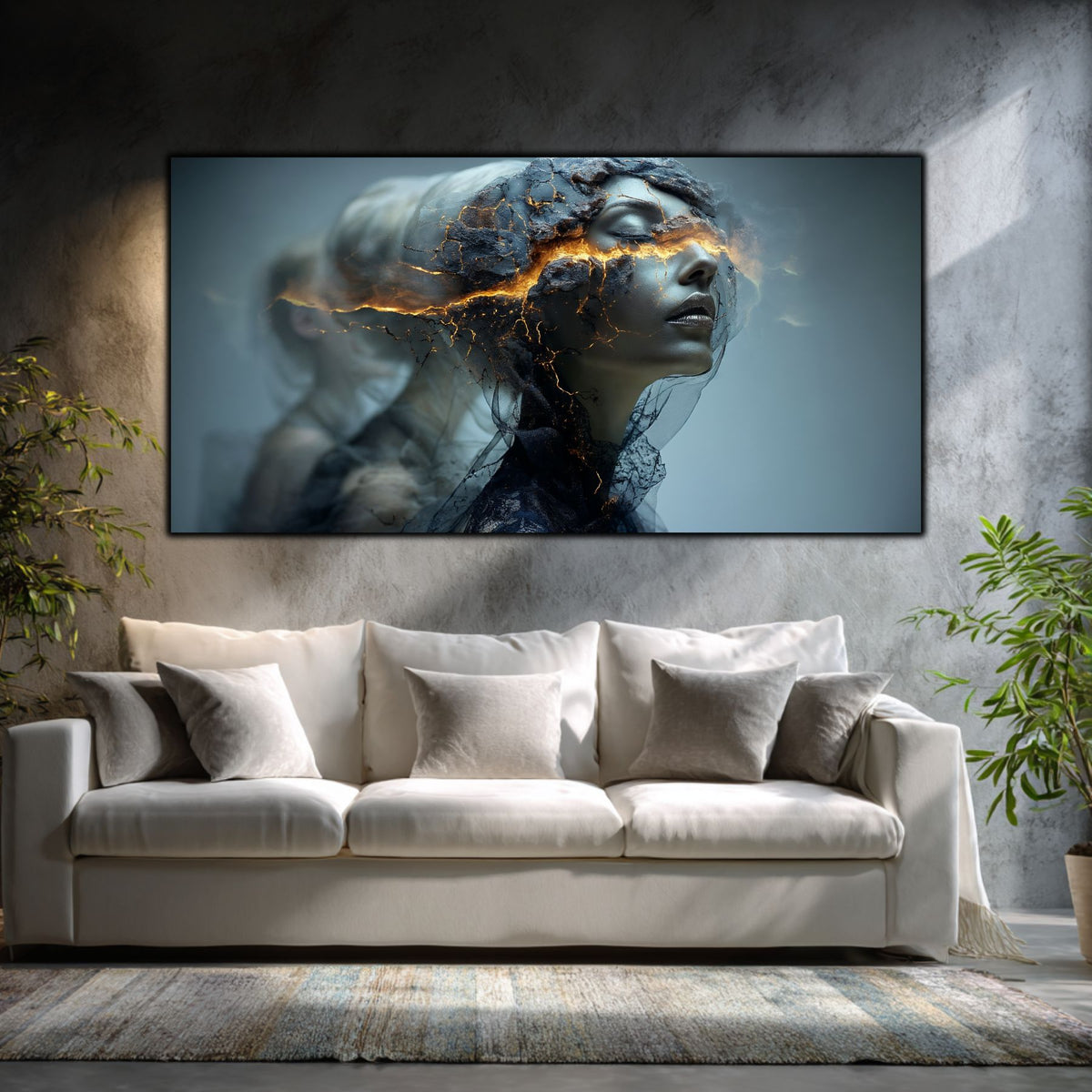 Tablou living modern cu un chip feminin argintiu și fisură aurie peste ochi, cu două siluete estompate în fundal, deasupra unei canapele crem între plante.