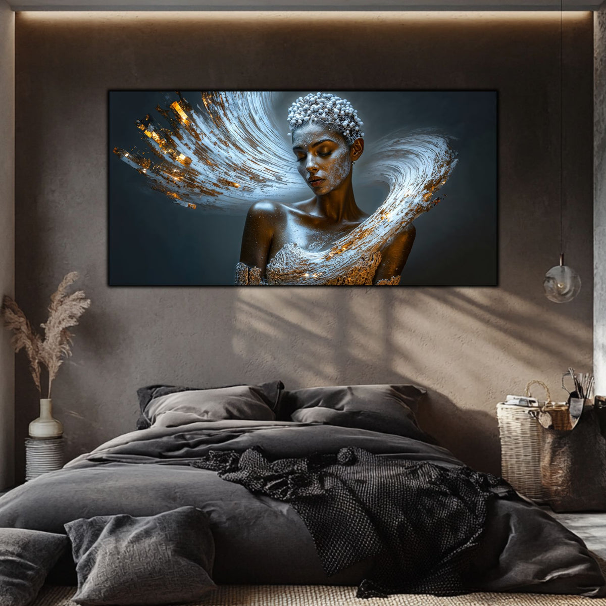 Tablou mare entru living prezentat pe un perete maro, cu portret de femeie in meditatie stelara