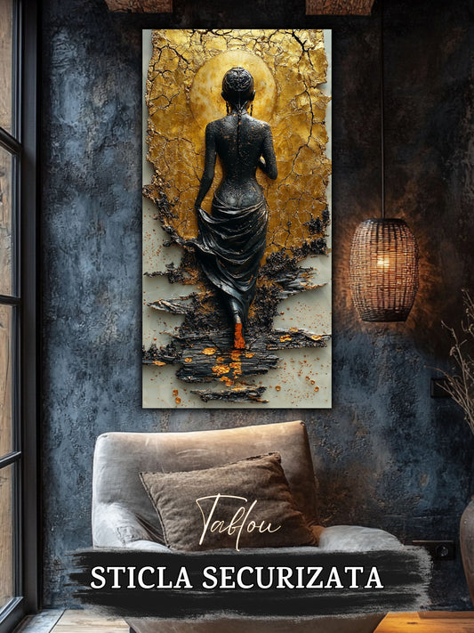 Tablou cu portret abstract al unei femei, in culori ocru, deasupra unui fortoliu