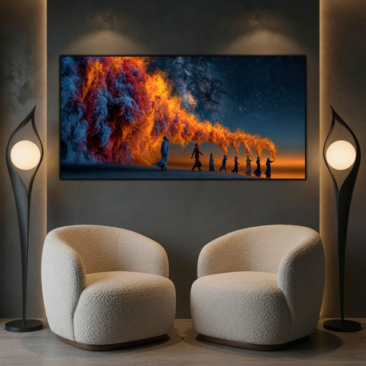 Tablou cu siluete sub un val incandescent și cer înstelat, deasupra a două fotolii crem, între lămpi cu globuri luminoase.
