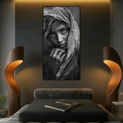 primul mockup: Tablou pe sticlă Întrebarea Nerostită, portret feminin vertical în alb-negru, cu mâna apropiată de chip și văl texturat