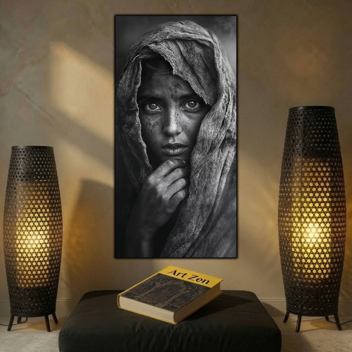 Tablou pe sticlă Tăcerea dintre Văluri, portret feminin vertical în alb-negru, încadrat de un văl texturat