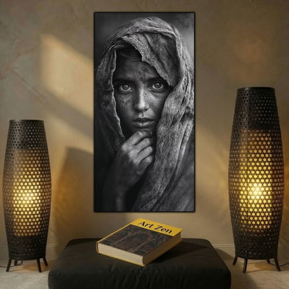 Tablou pe sticlă Tăcerea dintre Văluri, portret feminin vertical în alb-negru, încadrat de un văl texturat