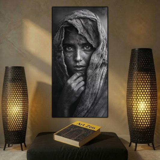 Tablou pe sticlă Tăcerea dintre Văluri, portret feminin vertical în alb-negru, încadrat de un văl texturat