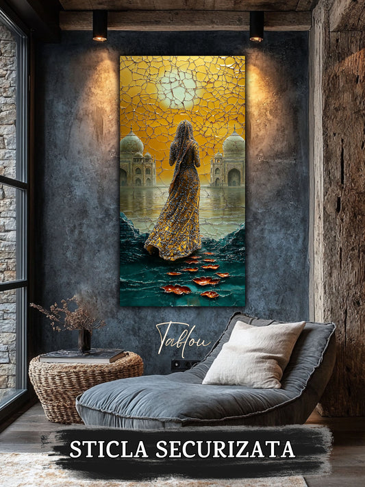 Black Petals: tablou pentru sufrageria moderna si eleganta, cu accente aurii crapate de lumina soarelui, langa temple abstracte, printat UV.