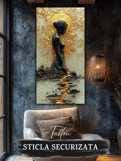 Tablou pentru sufrageria eleganta cu semi profil feminin alcatuit din grafit si carbune, suprapus peste un soare abstract auriu.