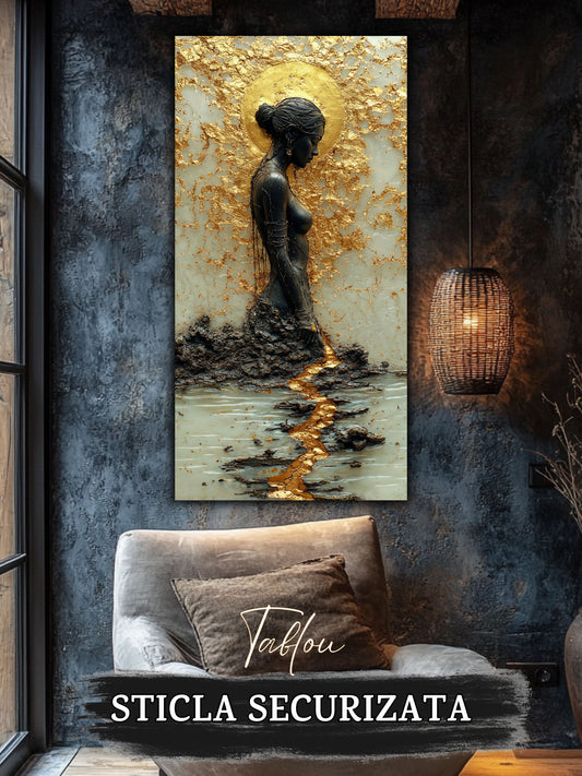 Tablou pentru sufrageria eleganta cu semi profil feminin alcatuit din grafit si carbune, suprapus peste un soare abstract auriu.