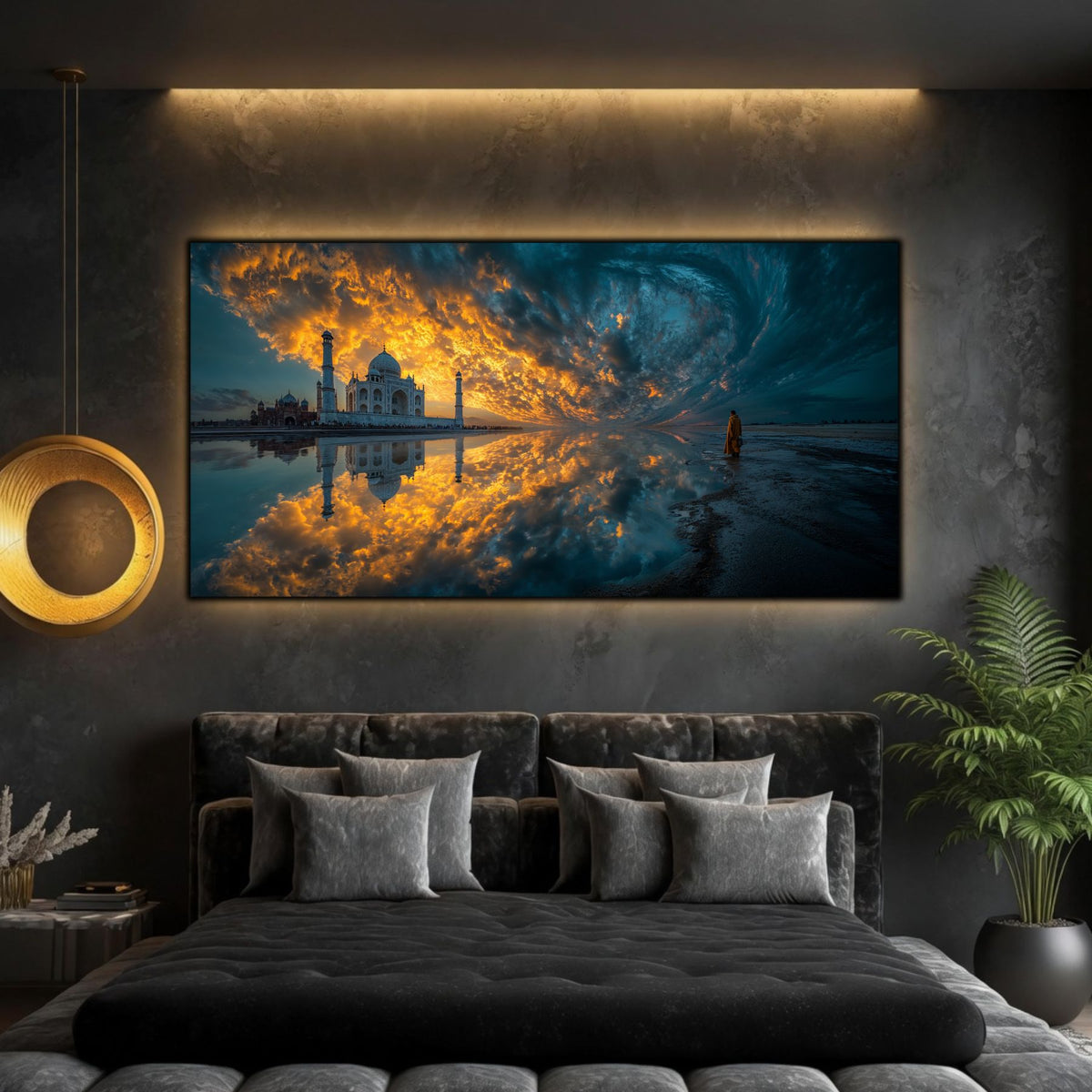 Tablou panoramic cu Taj Mahal și nori aurii reflectați în apă, deasupra unui pat gri închis, lângă o lampă circulară aurie și o plantă verde.